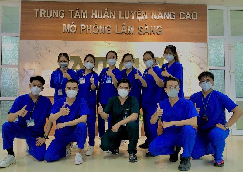 Lê Huỳnh Tâm - sinh viên năm cuối Trường ĐH Y Dược TP Hồ Chí Minh (ngoài cùng bên trái) tham gia các hoạt động tình nguyện. Ảnh: NVCC