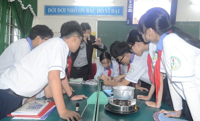 Học sinh Trường THCS Nguyễn Trãi (TP Đông Hà, Quảng Trị) thực hành làm nến.
