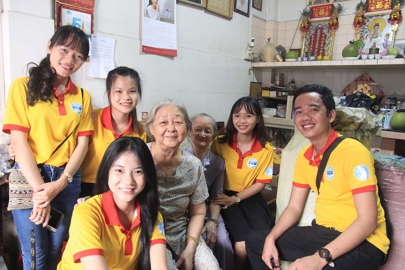 Sinh viên tình nguyện ĐH Sài Gòn đi thăm và chúc Tết má Lương Kim Oanh.