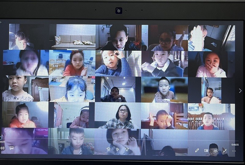 Tiết học trực tuyến của cô Minh Thư với học sinh lớp 1 Trường Tiểu học Đền Lừ, quận Hoàng Mai. 
