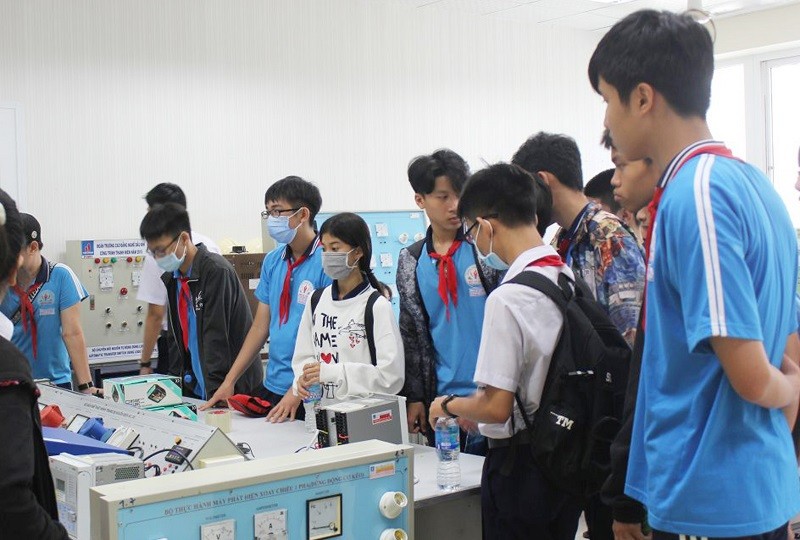 Học sinh Trường THCS Ngô Sỹ Liên, thành phố Vũng Tàu (tỉnh Bà Rịa – Vũng Tàu) tham gia trải nghiệm nghề thực tế tại Trường Cao đẳng Dầu khí. Ảnh: NTCC