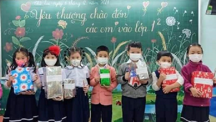 Học sinh lớp Một Trường Tiểu học Ngô Gia Tự (quận Sơn Trà, TP Đà Nẵng) được cô giáo tặng quà trong buổi học trực tiếp đầu tiên tại trường. 