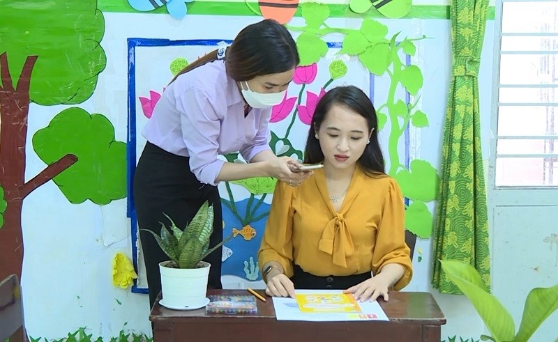 Các cô Trường Mầm non Vĩnh Thắng (huyện Gò Quao, Kiên Giang) quay video hướng dẫn học sinh lớp Lá học tại nhà.