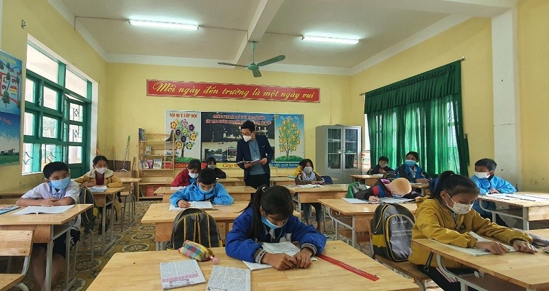 Thầy Trần Mạnh Hùng luôn tâm huyết và trách nhiệm trong mọi hoạt động giáo dục của nhà trường.