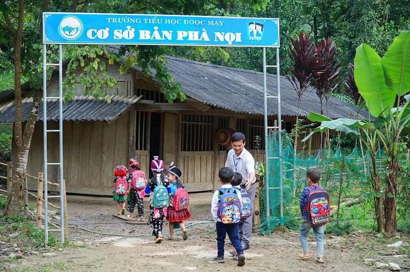 Thầy Nguyễn Trọng Toàn đón học sinh đến lớp tại điểm bản Phà Nọi – Trường Tiểu học Đoọc Mạy, huyện Kỳ Sơn, Nghệ An. 