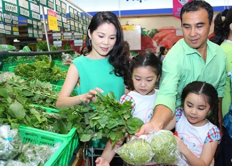 Gia đình diễn viên, MC Quyền Linh cùng đi mua thực phẩm.