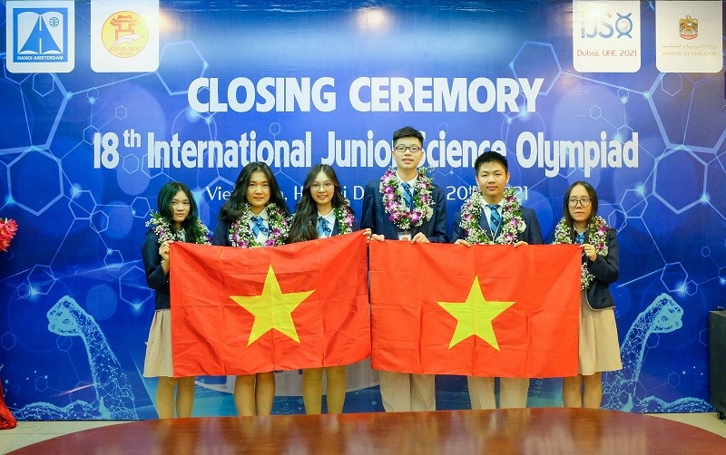 Lã Châu Giang (thứ 3 từ trái sang) cùng các bạn trong đội tuyển IJSO 2021.