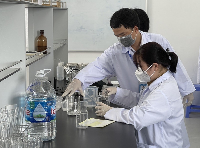 Sinh viên Trường ĐH Công nghiệp Thực phẩm TP Hồ Chí Minh trở lại trường thực hành, thí nghiệm. Ảnh: NTCC