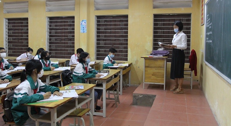 Thầy cô Trường THCS Tòng Bạt (huyện Ba Vì) tranh thủ thời gian vàng học trực tiếp để ôn tập cho học sinh.