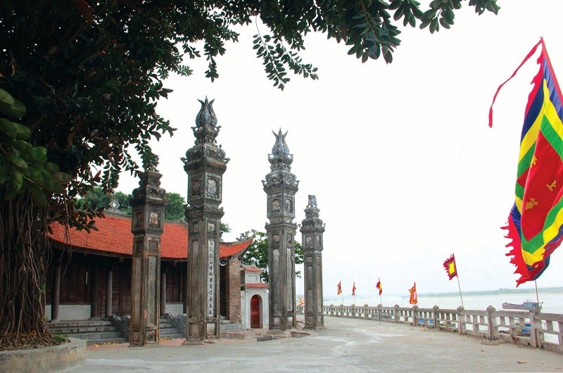 Tiền nghi môn đình Chèm (hay còn gọi là tam quan ngoài), quận Bắc Từ Liêm, Hà Nội nơi thờ tượng thần Lý Ông Trọng.