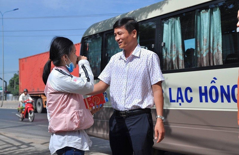 PGS.TS Nguyễn Vũ Quỳnh – Phó Hiệu trưởng LHU thăm hỏi động viên 1 sinh viên trước khi về quê.