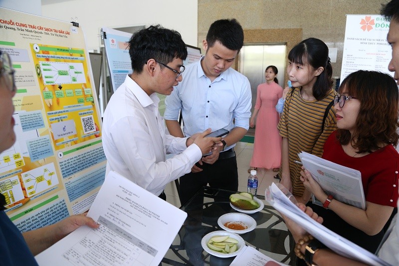 Sinh viên Trường ĐH Đông Á trình bày dự án khởi nghiệp trước hội đồng tuyển chọn. 