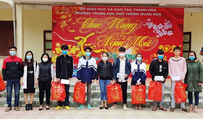 Học sinh Trường THPT Quan Hóa (Thanh Hóa) nhận quà Tết.