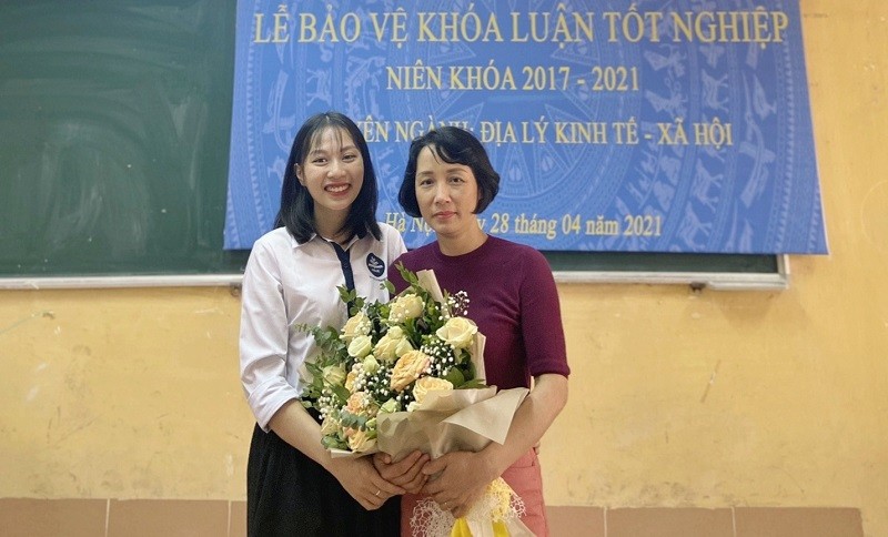 Thủ khoa Trần Thị Huyền Trang (bên trái) và TS Vũ Thị Mai Hương.