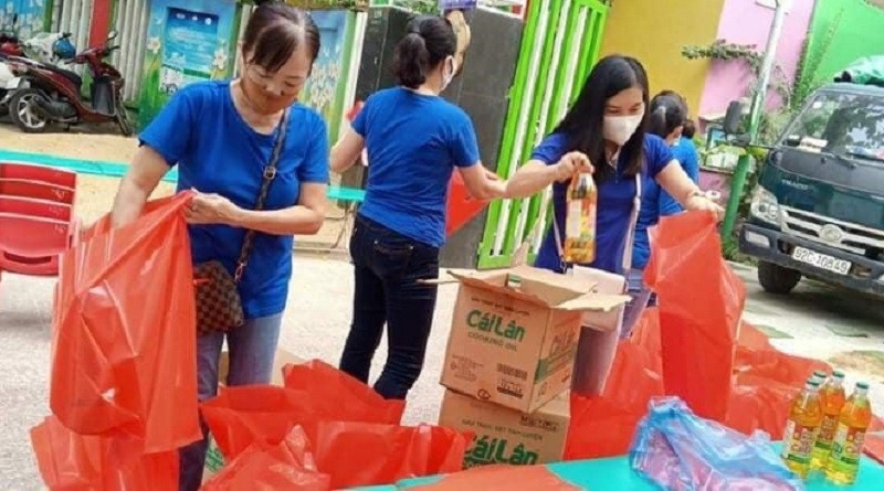 Trường Mầm non Bình Minh (quận Hải Châu, TP Đà Nẵng) chuẩn bị quà hỗ trợ Tết cho những lao động diện hợp đồng từ nguồn học phí.  