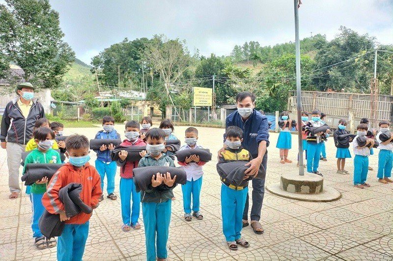 Học sinh huyện miền núi Sơn Tây (Quảng Ngãi) mang chăn ấm và nhu yếu phẩm về cho gia đình trước ngày nghỉ Tết Dương lịch.