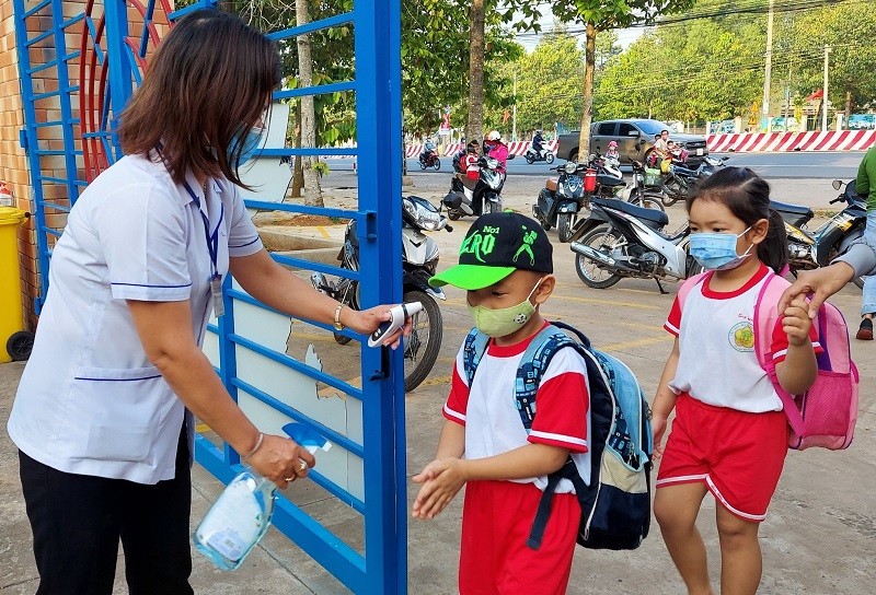 Học sinh mầm non tỉnh Bình Phước đến trường.