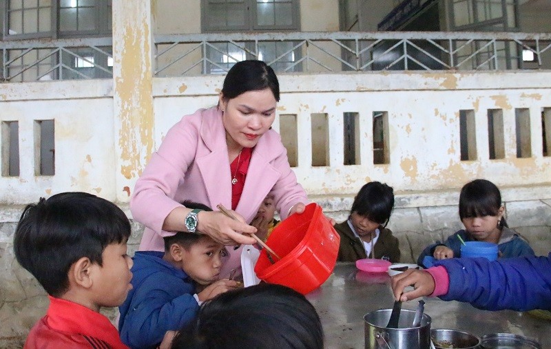 Cô Trần Thị Dung mong các em sẽ được ăn no, mặc ấm khi đến trường. 
