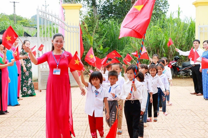 Lễ khai giảng năm học mới đầu tiên của học sinh Đan Lai tại nơi tái định cư Kẻ Tắt – Pá Hạ (Trường Tiểu học Thạch Ngàn 2, Con Cuông, Nghệ An).
