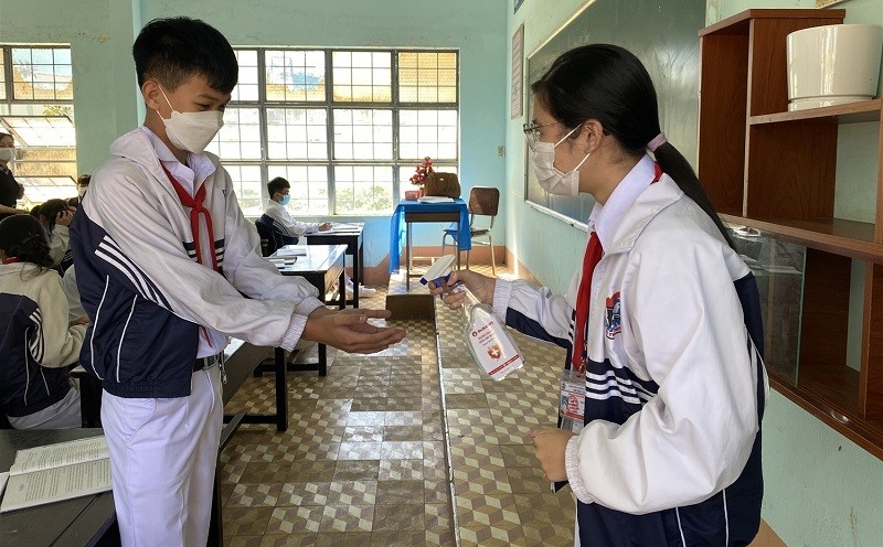 Học sinh lớp 9 Trường THCS Nguyễn Du, TP Pleiku (Gia Lai) sát khuẩn tay trước khi vào lớp học. 	Ảnh minh họa