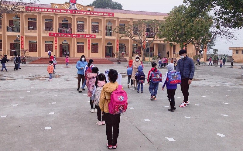 Trường Tiểu học Khánh Nhạc B (Yên Khánh, Ninh Bình) đo thân nhiệt và phân luồng học sinh từ sân trường. Ảnh: NTCC