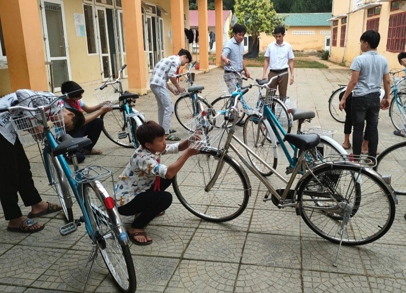 Những thầy giáo đã lặn lội tìm xe đạp để sửa cho học trò có phương tiện đến lớp.