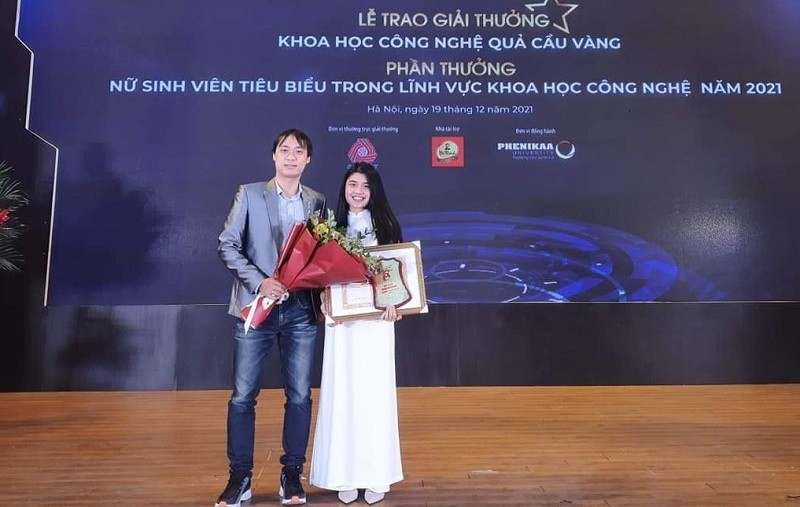 Dương Ngân Hà trong lễ nhận giải thưởng Khoa học công nghệ Quả cầu vàng do Trung ương Đoàn 
và Bộ KH&CN trao tặng. Ảnh: TG