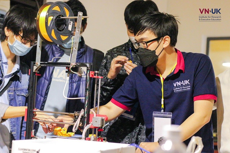 Học sinh các trường phổ thông ở Đà Nẵng được giới thiệu về Công nghệ và huấn luyện về Tư duy             thiết kế khi tham gia cuộc thi U-Invent. Ảnh: Viện Nghiên cứu và Đào tạo Việt – Anh cung cấp