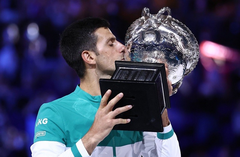 Djokovic ăn mừng chức vô địch
Australia Open 2021.