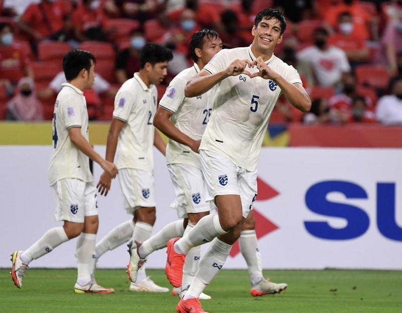 Trung vệ Elias Dollah bày tỏ tình yêu với đội tuyển quốc gia Thái Lan.