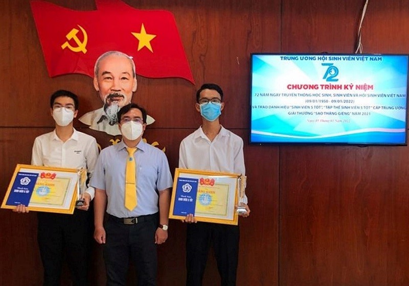 Trần Minh Nam (trái) và Trần Minh Nhựt (phải) được Trung ương Hội Sinh viên Việt Nam tuyên dương “Sinh viên 5 tốt”.
