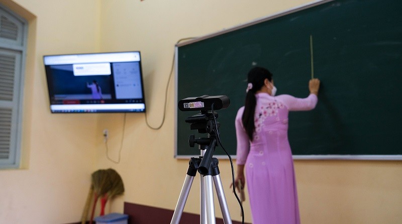 Nhà trường trang bị camera, tivi và máy tính… cho phòng học hai chức năng.