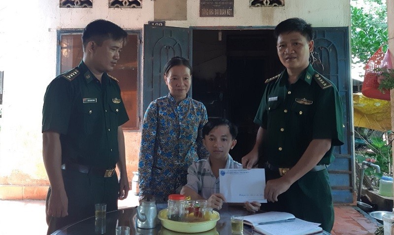 Cán bộ, chiến sĩ Đồn Biên phòng Thanh Hòa đến thăm, động viên và trao kinh phí năm học 2021 - 2022 cho Sơn.	Ảnh: TG