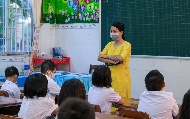 Ngày đầu trở lại trường, giáo viên Trường TH Ngô Quyền (quận Ninh Kiều) dạy một số kỹ năng cho học sinh. Ảnh: TG
