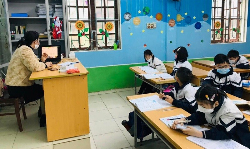 Giáo viên Trường Tiểu học Trần Phú (Sơn Tây, Hà Nội) vừa dạy trực tiếp vừa dạy trực tuyến. Ảnh: NTCC