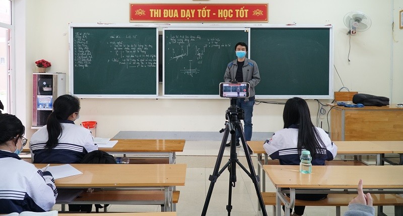 Nhiều lớp học của Nghệ An vắng hẳn do học sinh F1 học trực tuyến tại nhà.