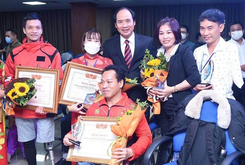 Anh Lê Văn Sơn (áo trắng bên phải) vinh dự được vinh danh trong chương trình “Tỏa sáng nghị lực Việt năm 2021”.