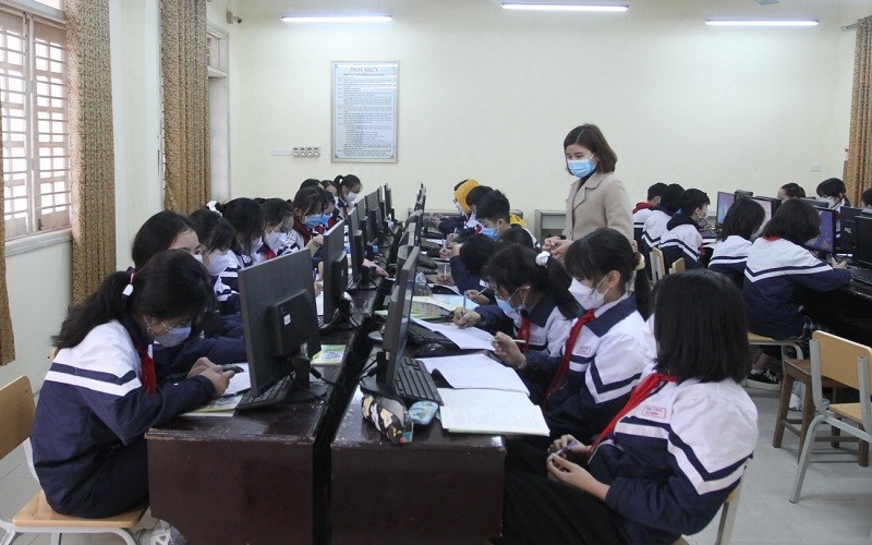 Học sinh Trường THCS Sài Sơn (huyện Quốc Oai) trong giờ học Tin học.