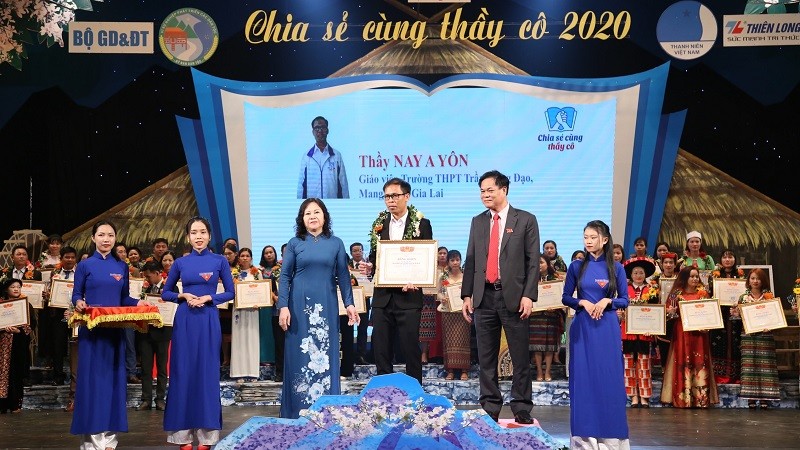 Thầy Nay A Yôn là một trong 63 giáo viên dân tộc thiểu số trên toàn quốc được vinh danh tại chương trình “Chia sẻ cùng thầy cô” năm 2020.