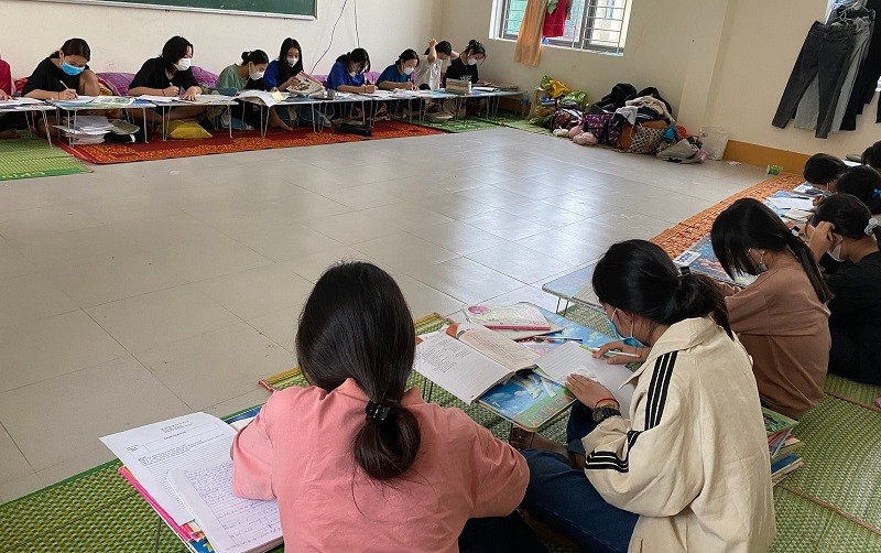 Học sinh F1 Trường Phổ thông DTBT THCS Lưu Kiền (huyện Tương Dương, Nghệ An) 
được bố trí sinh hoạt, học tập riêng để theo dõi sức khỏe.