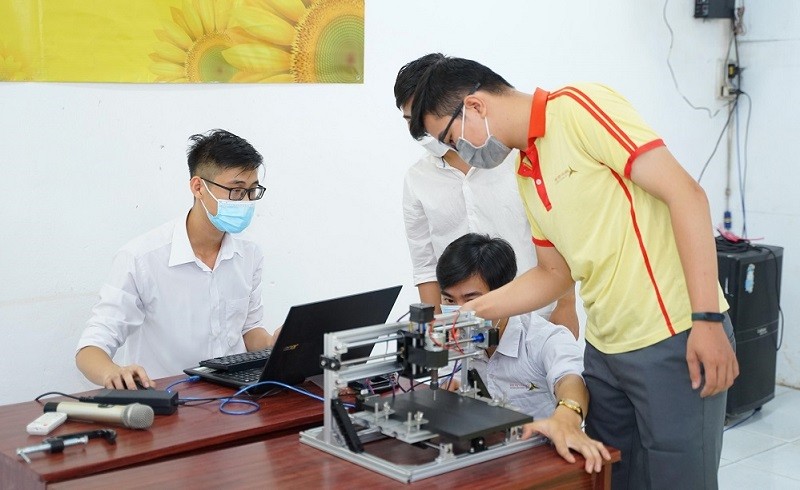 Sinh viên ngành Công nghệ kỹ thuật cơ khí, Trường CĐ Đại Việt Sài Gòn trong giờ thực hành.