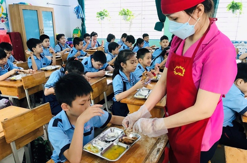 Trường Tiểu học Nguyễn Hiền bố trí cho học sinh ăn trưa tại lớp.