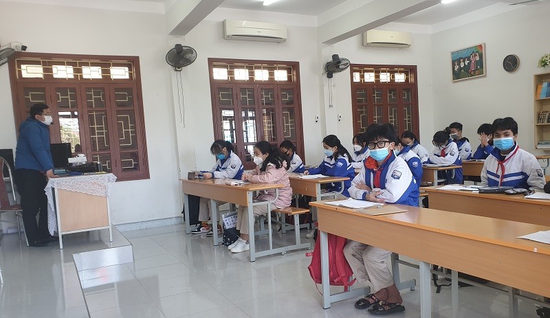 Học sinh lớp 7, Trường THCS Nguyễn Đình Chiểu trong giờ học.