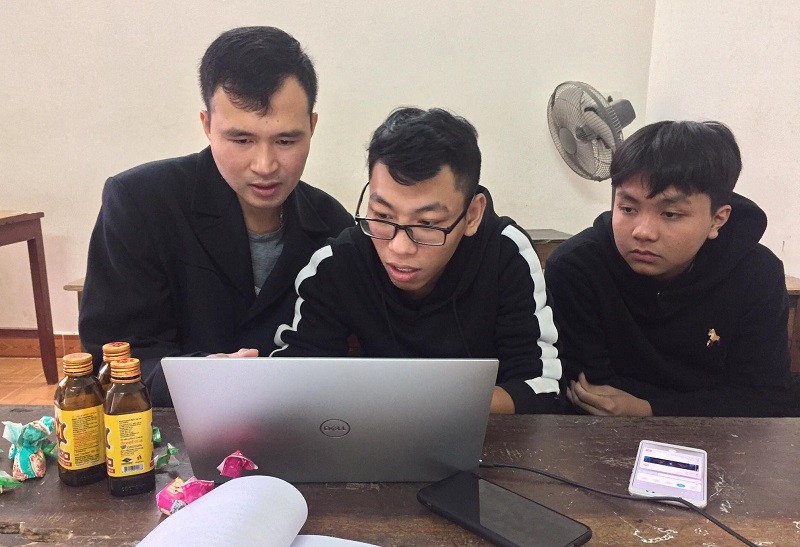 Thầy Nguyễn Mạnh Tú (trái), Trường THPT Hoa Lư A (Ninh Bình) cùng học trò NCKH. Ảnh: NVCC