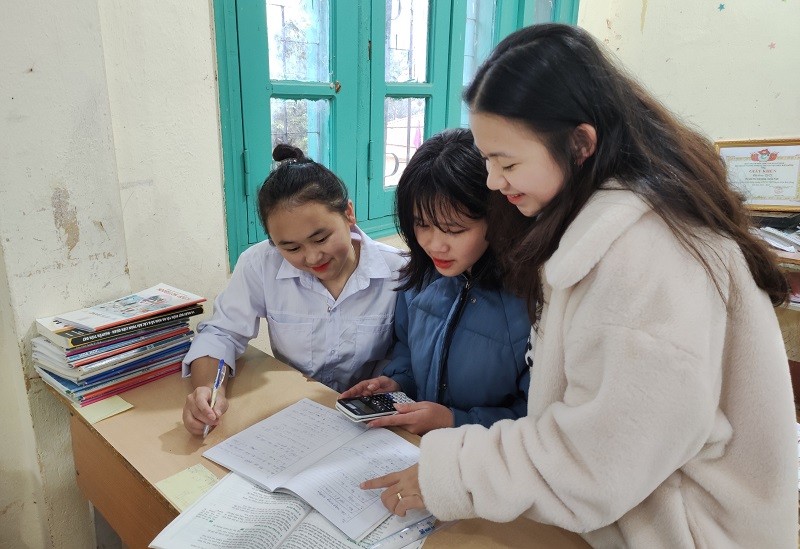 Nguyễn Vân Phong (đứng) cùng các bạn ôn bài trong lớp học.