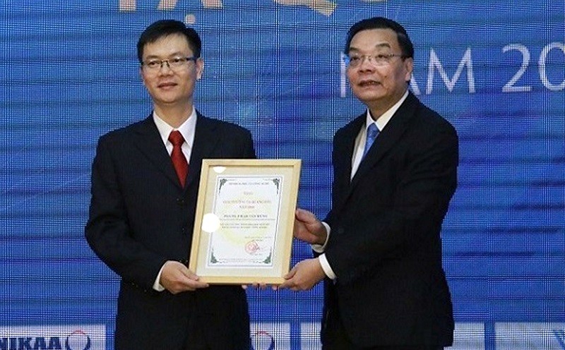 PGS.TS Phạm Văn Hùng (trái) nhận giải thưởng Tạ Quang Bửu năm 2018.