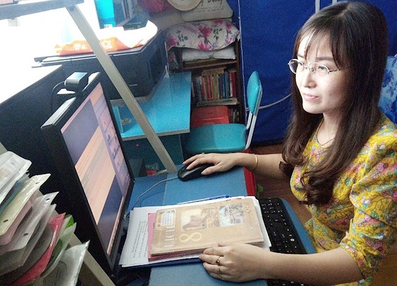 Cô Lê Thị Khánh Trang - giáo viên Lịch sử, Trường THCS Lý Thường Kiệt (quận Bình Tân, TPHCM) duy trì dạy online cho học sinh giữa mùa dịch.