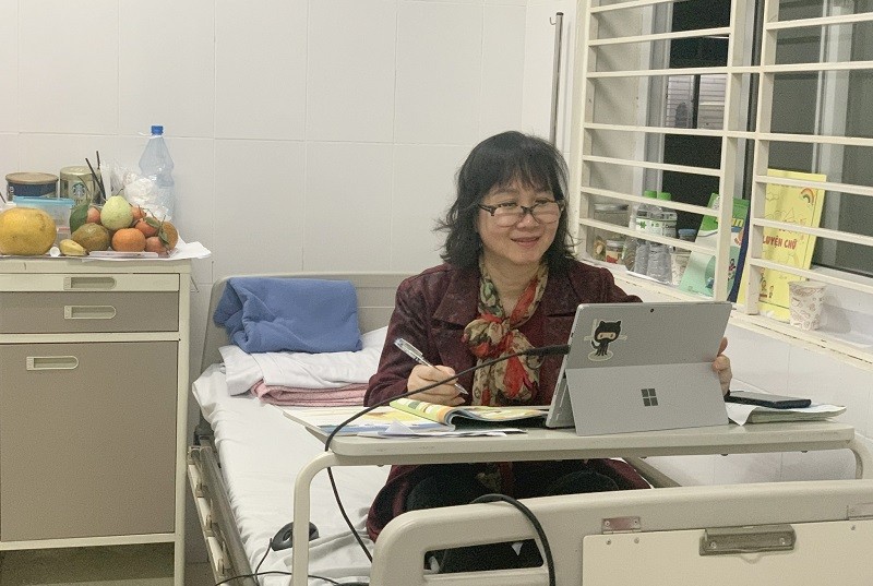 Cô Trịnh Thị Lê Dung trong thời gian nằm viện vẫn miệt mài bên những giờ dạy online cho học sinh. 