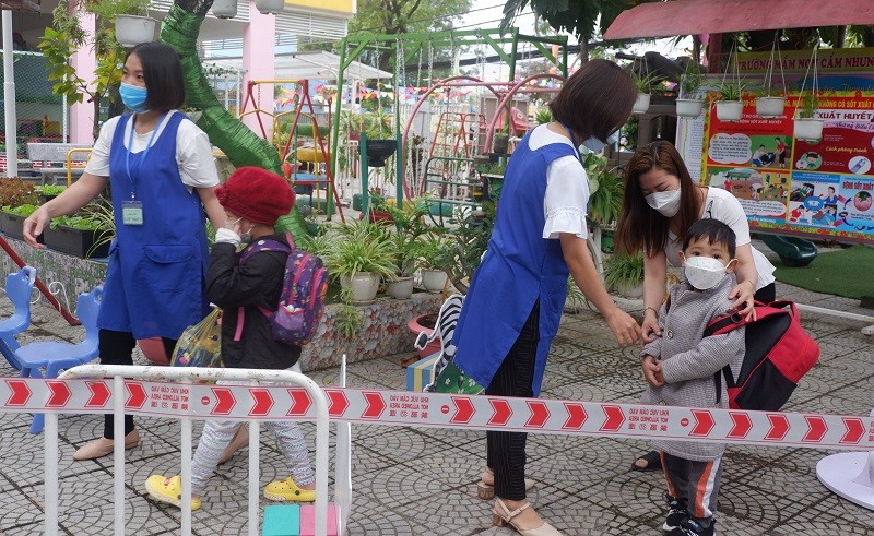 Trường Mầm non Cẩm Nhung (quận Thanh Khê, TP Đà Nẵng) thực hiện phân luồng khi đón, trả trẻ. 