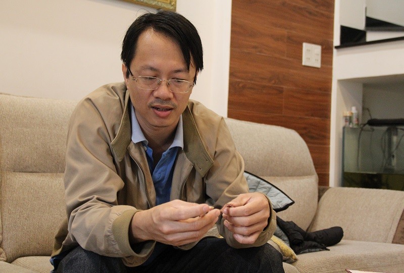 Thầy Dương Văn Kiên bên tác phẩm của mình.